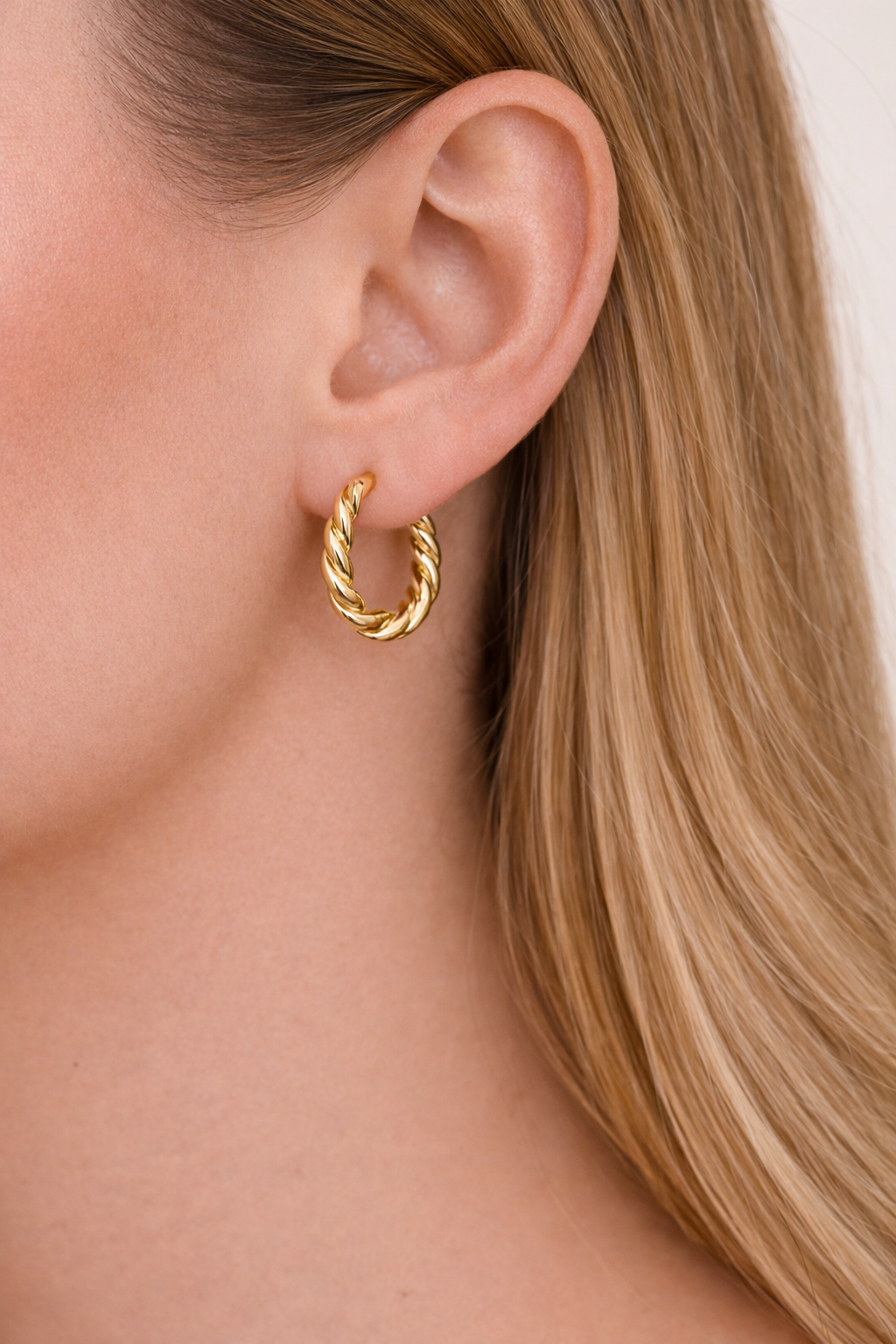 Chandra Thin Twist Hoop